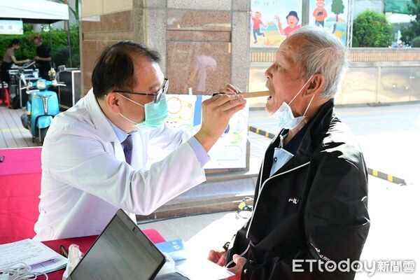 ▲亞大醫院副院長林志隆與家醫科林益卿主任在場提醒民眾癌症篩檢重要性。（圖／記者游瓊華翻攝）