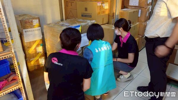 ▲▼  嘉義縣衛生局嚴堵含蘇丹紅化粧品流入市面 下架1.3萬件產品   。（圖／嘉義縣政府提供）