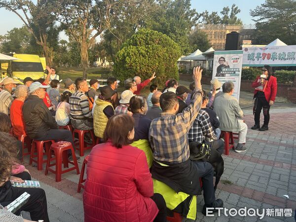 ▲▼ 公路局攜手代言人沈文程&mdash;11月29日嘉義公園快閃宣導高齡換照新制  。（圖／嘉義區監理所提供）