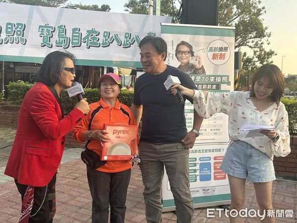 ▲▼ 公路局攜手代言人沈文程&mdash;11月29日嘉義公園快閃宣導高齡換照新制  。（圖／嘉義區監理所提供）