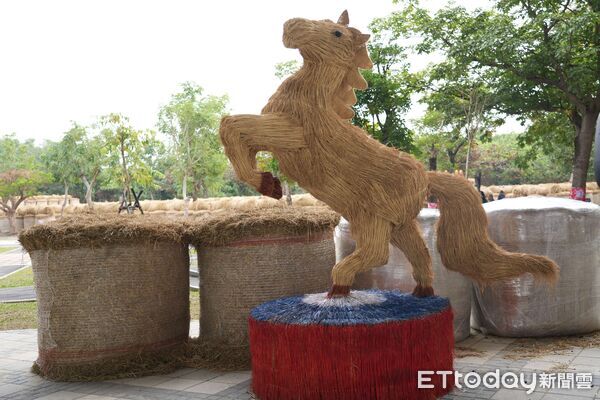 ▲大埤稻草酸菜季將於12月初登場，稻草迷宮與草編裝置成為農村節慶亮點。（圖／記者游瓊華翻攝）