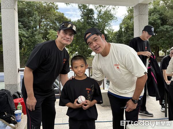 ▲王勝偉與林智勝親切與小球員互動。（圖／記者楊舒帆攝）