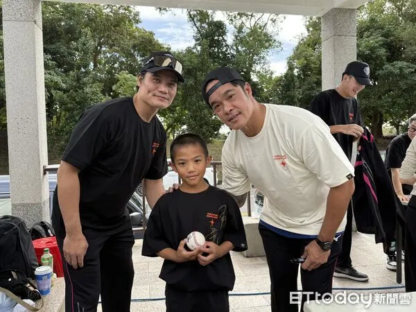 ▲王勝偉與林智勝親切與小球員互動。（圖／記者楊舒帆攝）