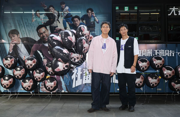 ▲《監所男子囚生記》楊祐寧與黃冠智驚喜現身囚車巴士。（圖／愛奇藝國際版、壹壹影業提供）