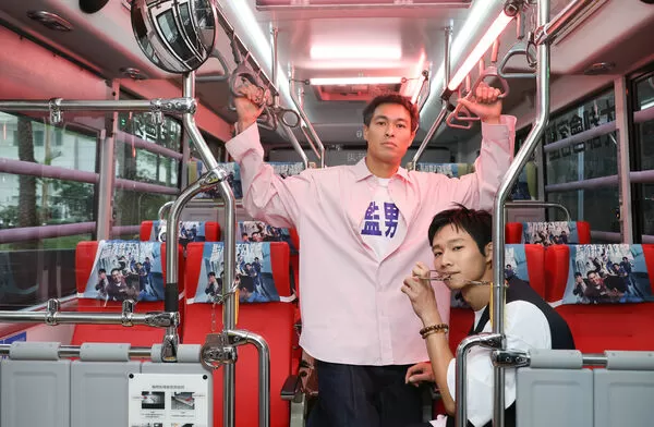 ▲《監所男子囚生記》楊祐寧與黃冠智驚喜現身囚車巴士。（圖／愛奇藝國際版、壹壹影業提供）