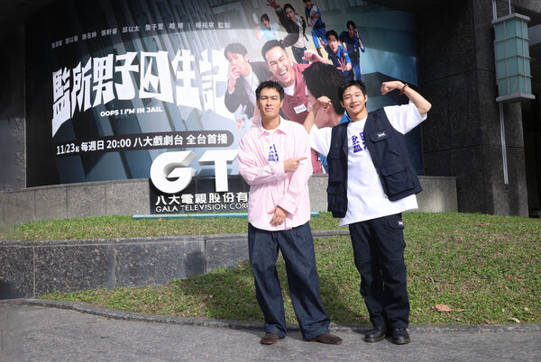 ▲《監所男子囚生記》楊祐寧與黃冠智驚喜現身囚車巴士。（圖／愛奇藝國際版、壹壹影業提供）