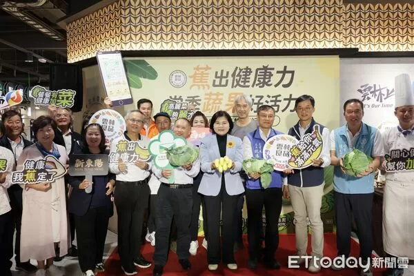 ▲農民與合作社代表在服務區推廣冬季蔬果，呈現產地特色。（圖／記者游瓊華翻攝）