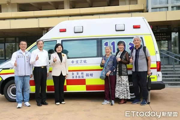▲金黛敏女士捐贈救護車，由縣長張麗善代表受贈並回贈感謝狀。（圖／記者游瓊華翻攝）