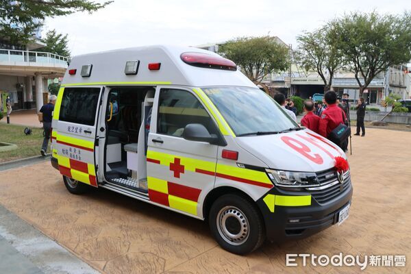 ▲金黛敏女士捐贈救護車，由縣長張麗善代表受贈並回贈感謝狀。（圖／記者游瓊華翻攝）