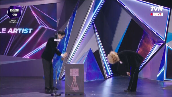 ▲GD對李洙赫90度鞠躬。（圖／翻攝自MyVideo）