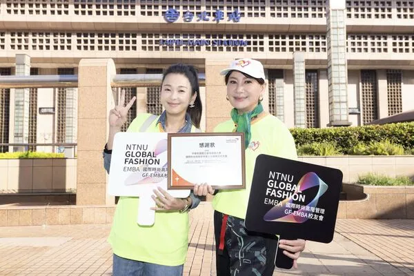 ▲金鐘影帝陳亞蘭（右）與金鐘影后六月皆為臺師大GF-EMBA校友。（圖／臺師大GF-EMBA提供）