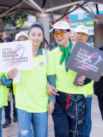 ▲金鐘影帝陳亞蘭（右）與金鐘影后六月皆為臺師大GF-EMBA校友。（圖／臺師大GF-EMBA提供）