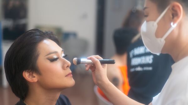 ▲《好孩子》許瑞奇化妝變裝皇后需至少花三小時梳化。（圖／甲上娛樂提供）