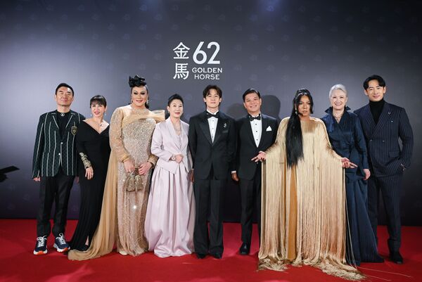 ▲《好孩子》導演王國燊（右四）、男主角許瑞奇(中)、Shahreens（右三）、佘美璇(左四)、路斯明(右起)與洪慧芳等劇組成員。（圖／金馬執委會提供）