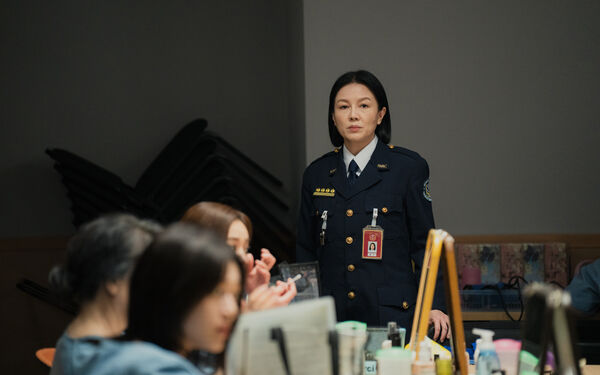 ▲《陽光女子合唱團》苗可麗飾演的科長不怒而威。（圖／壹壹喜喜提供）