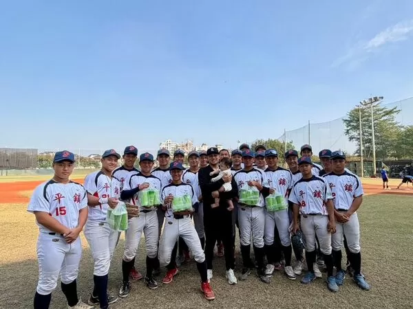 ▲徐若熙請平鎮學弟喝飲料。（圖／取自平鎮高中粉絲團）