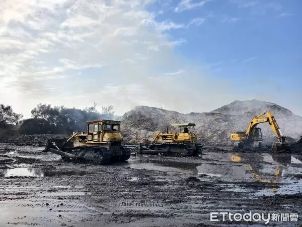 ▲台南烏樹林暫置場火災現場持續翻堆灑水，消防局布設水線防範悶燒。（記者林東良翻攝，下同）