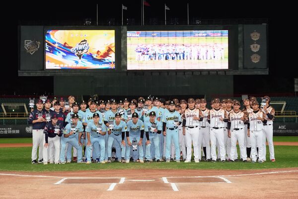 ▲▼冬盟歡送韓職隊！聯盟獻上歐告娃娃期盼明年繼續交流        。（圖／中職提供）