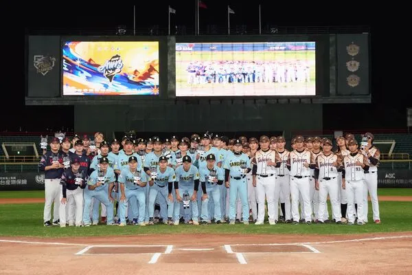 ▲▼冬盟歡送韓職隊！聯盟獻上歐告娃娃期盼明年繼續交流        。（圖／中職提供）