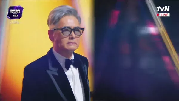 ▲▼ MAMA／周潤發現身哽咽了！　三國語言哀悼香港大火⋯全場暗燈祈福。（圖／翻攝自MyVideo）