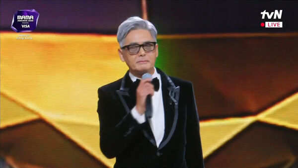 ▲▼ MAMA／周潤發現身哽咽了！　三國語言哀悼香港大火⋯全場暗燈祈福。（圖／翻攝自MyVideo）