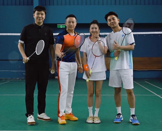 ▲中華羽球協會理事長張國祚（左起）、愛羽球創辦人施冠伸、橘隊隊長六月、藍隊藍長謝承均。（圖／陳孝志提供）