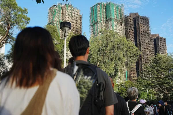 ▲▼香港宏福苑發生數十年來最嚴重火災，民眾捧花到現場哀悼遇難者。（圖／路透）