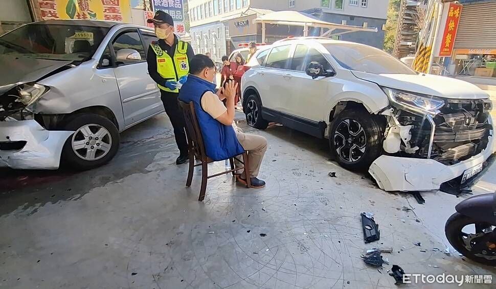 獨／熱心醫師山區巡診太累！恍神連撞路旁4車　零件碎片噴滿地