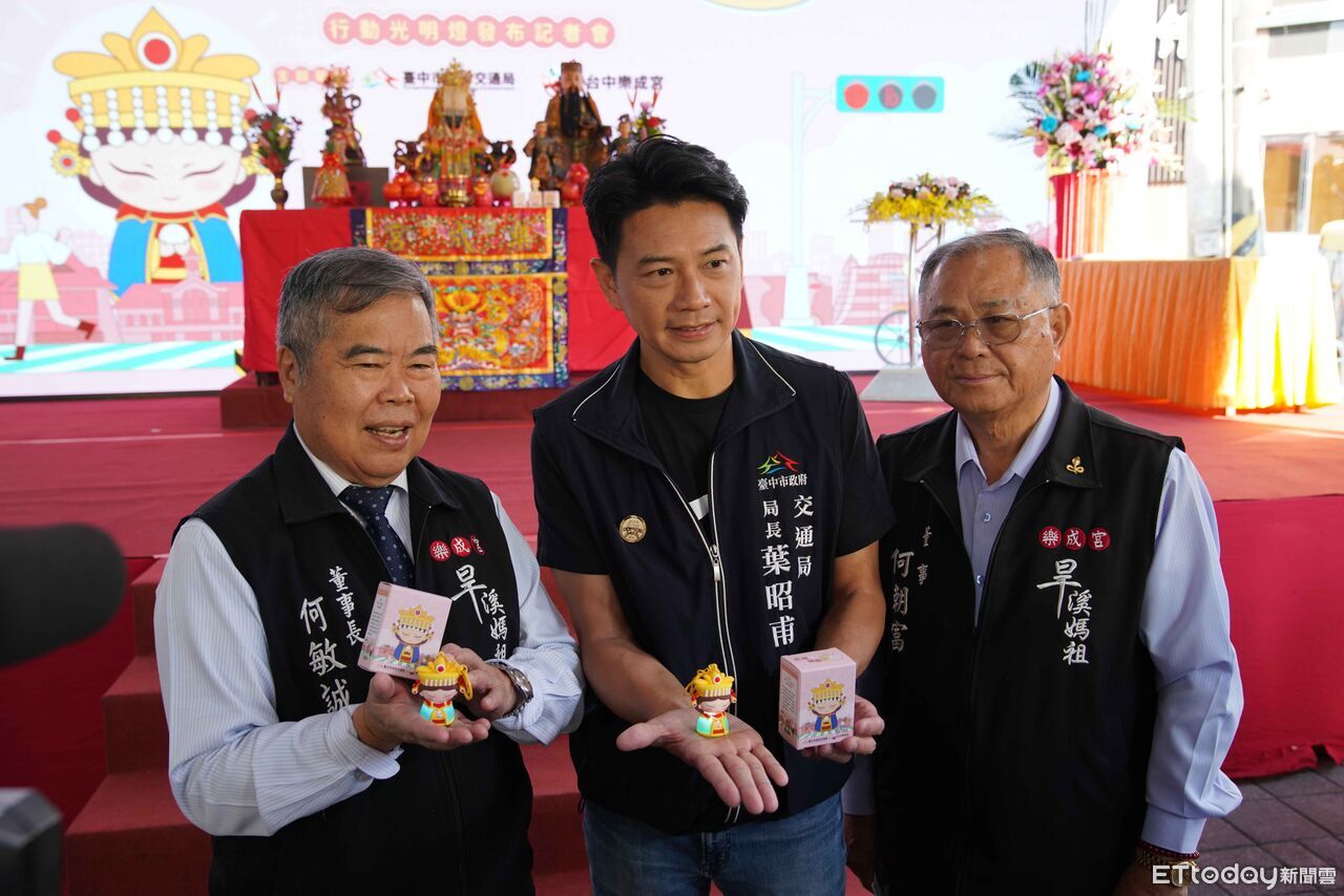 媽祖行動光明燈「亮」相　台中交通局+樂成宮守護行人夜間安全
