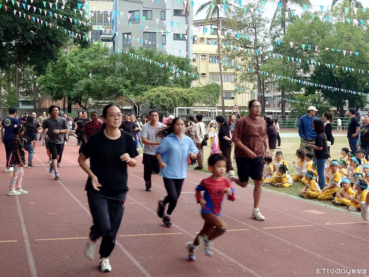 光華附幼八分鐘馬拉松耐力賽創舉 百位親子起跑家長感動落淚