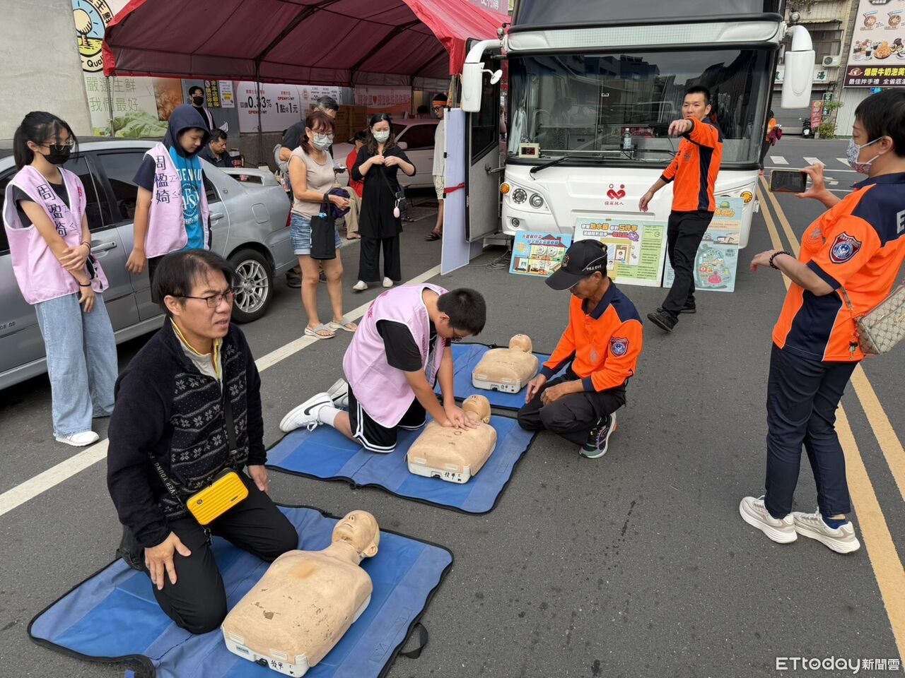 南消後甲消防分隊捐血日同步CPR教學　現場示範哈姆立克救命術