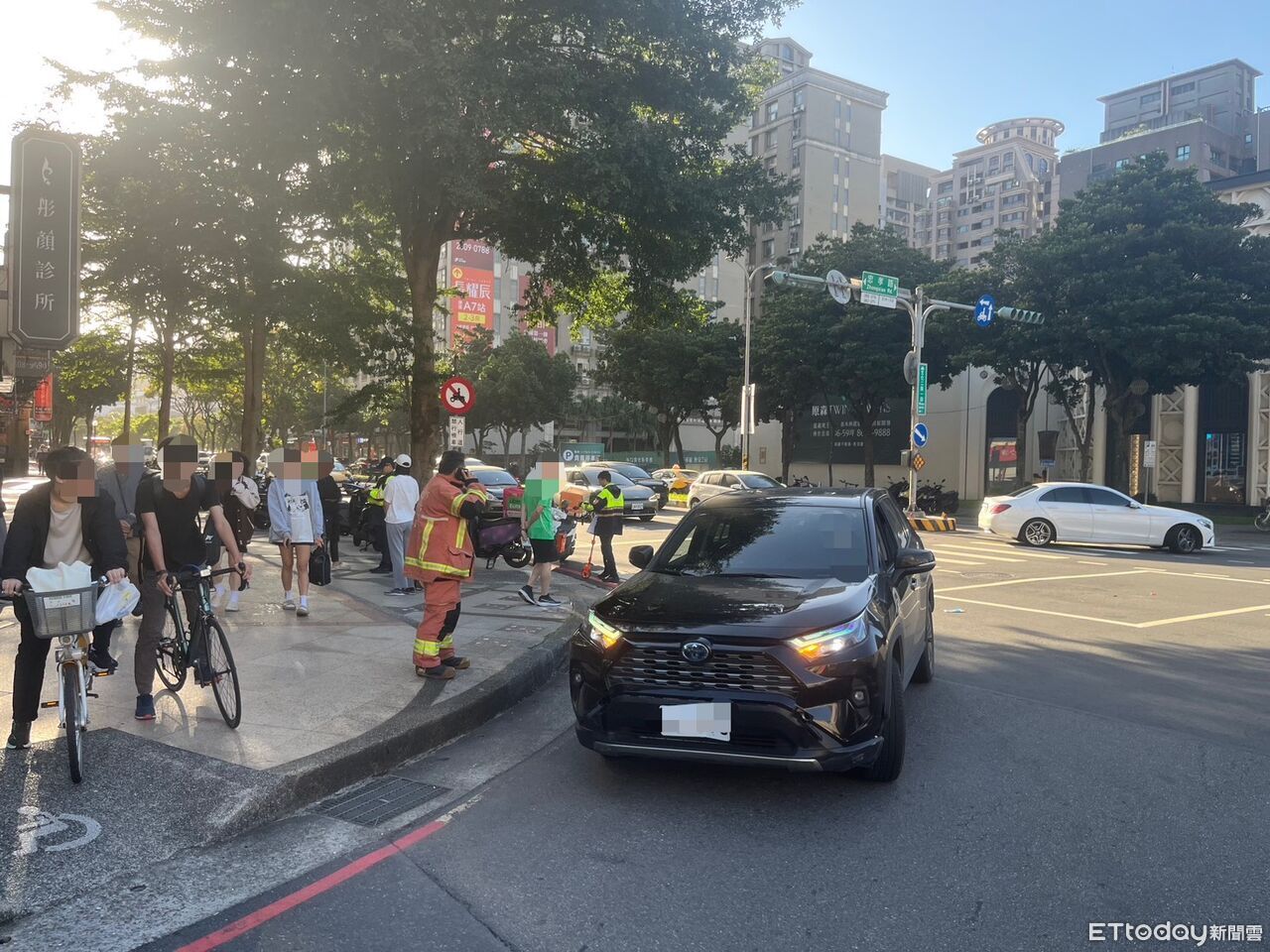 媽開休旅車載2兒看病！失神猛撞3機車　外送員被擊落受傷送醫