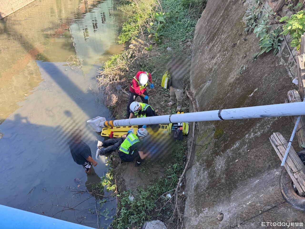 恐怖畫面曝!苗栗自小客鬼飄撞斷燈桿 路人夫妻被推落大排