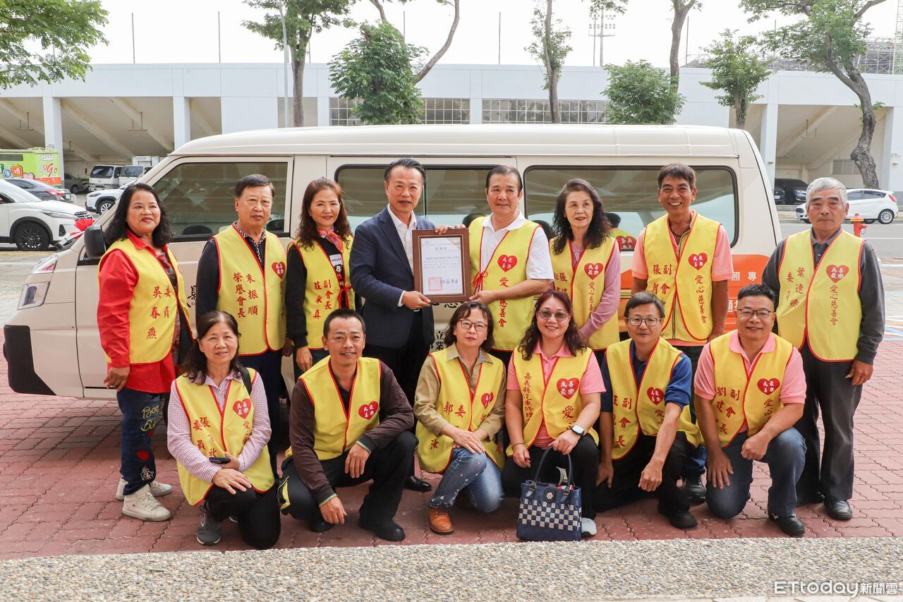 嘉義汽修工會捐贈復康巴士　助長照交通接送