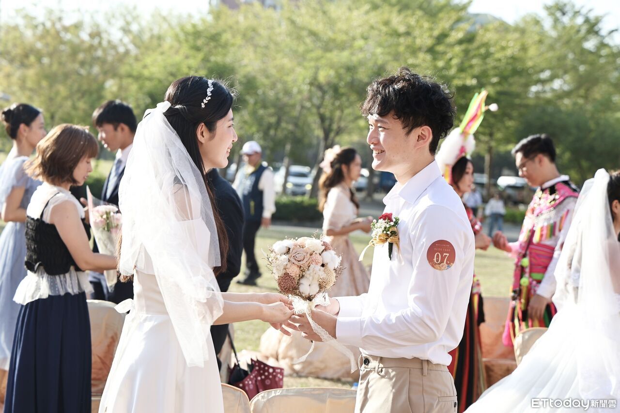 情定台南幸福永恆！　黃偉哲證婚50對新人曾文園區紗布戀超浪漫
