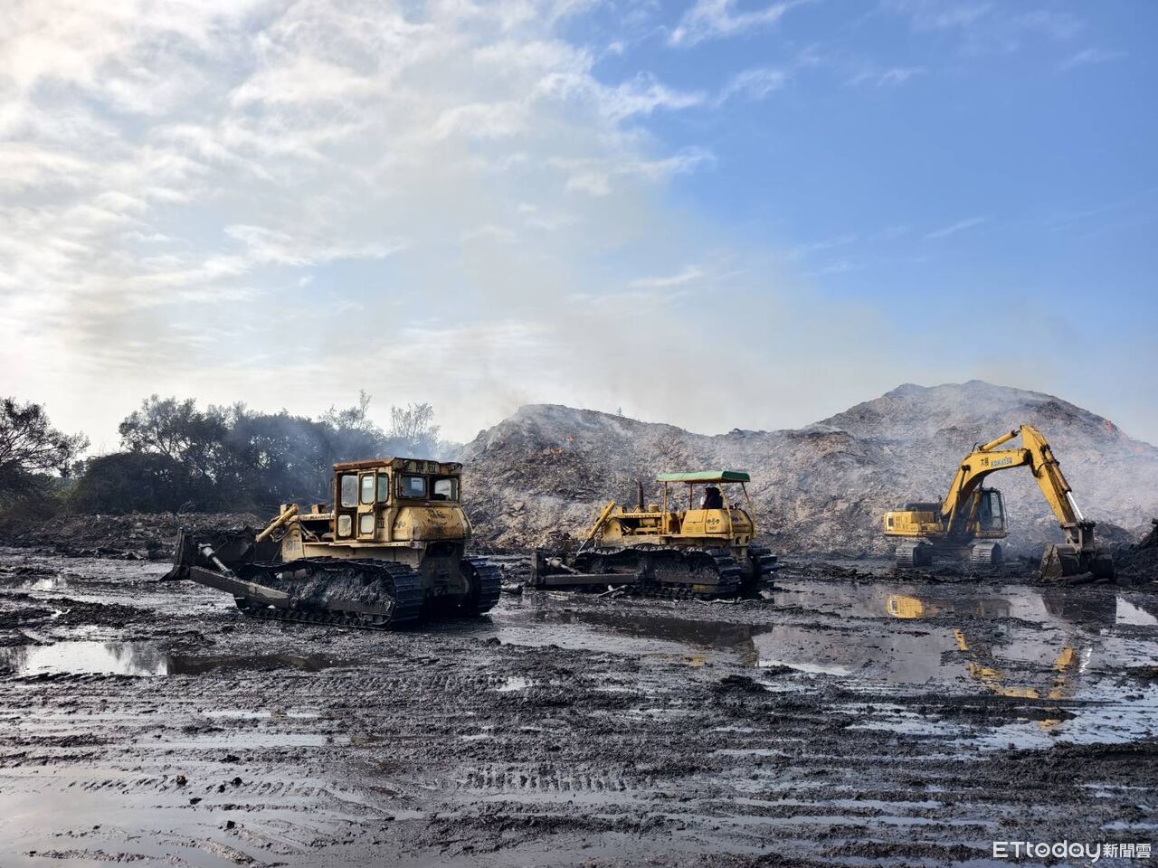 烏樹林暫置場火災燃燒區域縮減　台南環保局、消防局持續撲滅降溫