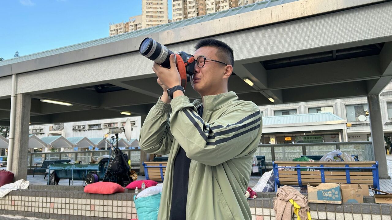 宏福苑受災戶跟記者借長鏡頭！遙望住家「焦黑一片」痛哭