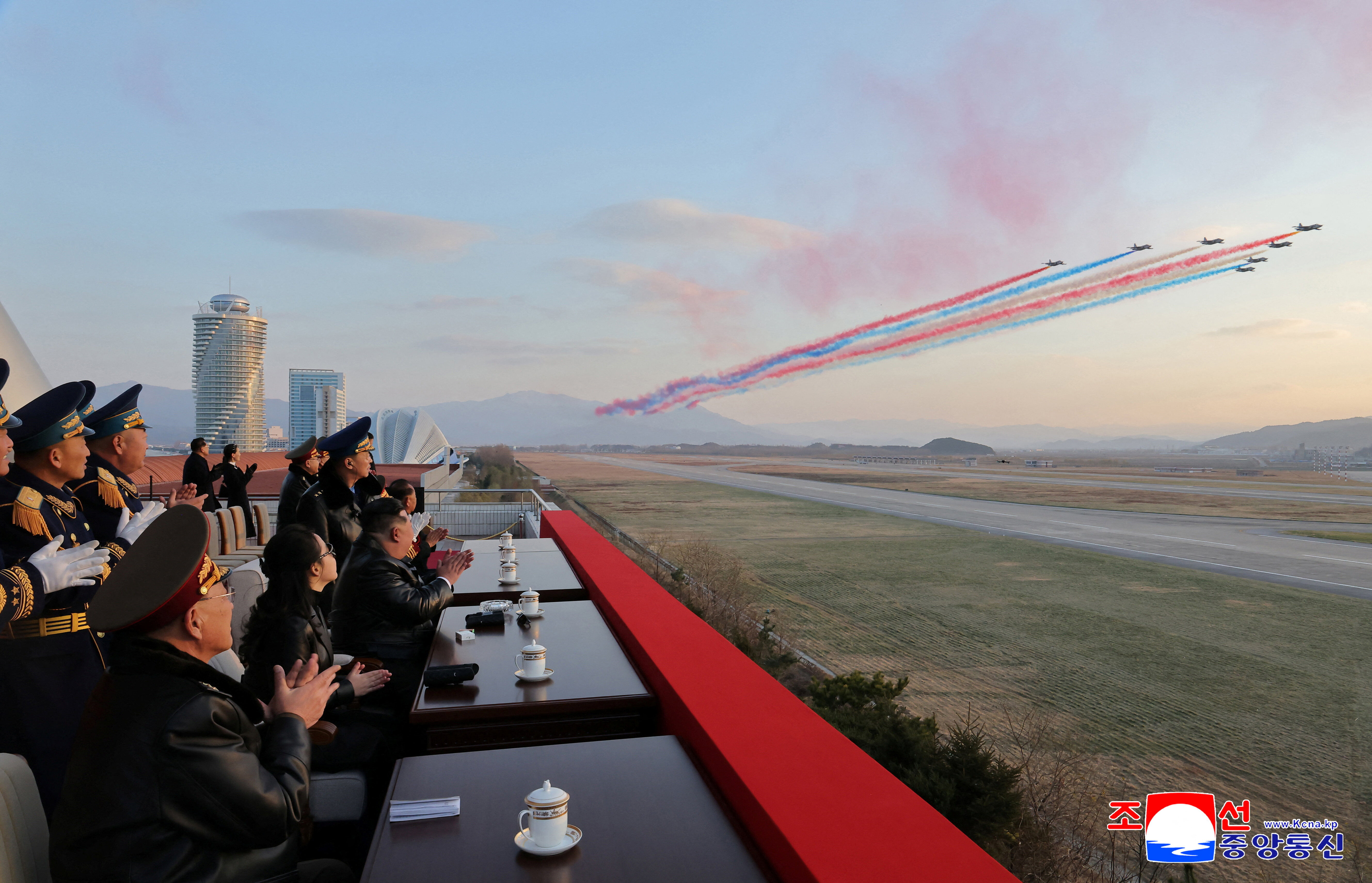 ▲▼北韓最高領導人金正恩帶著女兒金主愛出席空軍成立80周年紀念典禮。(圖/路透)