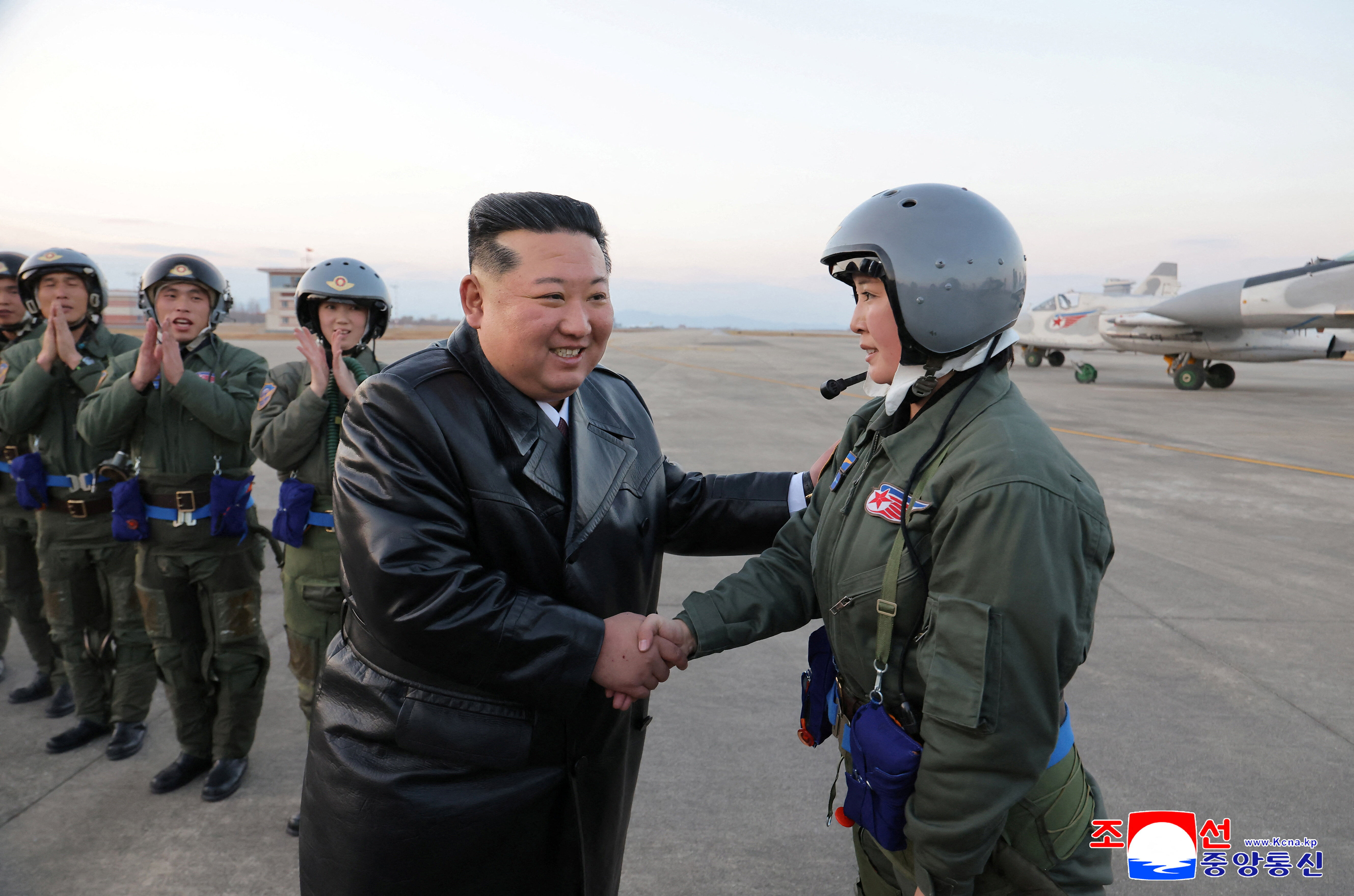 ▲▼北韓最高領導人金正恩帶著女兒金主愛出席空軍成立80周年紀念典禮。(圖/路透)
