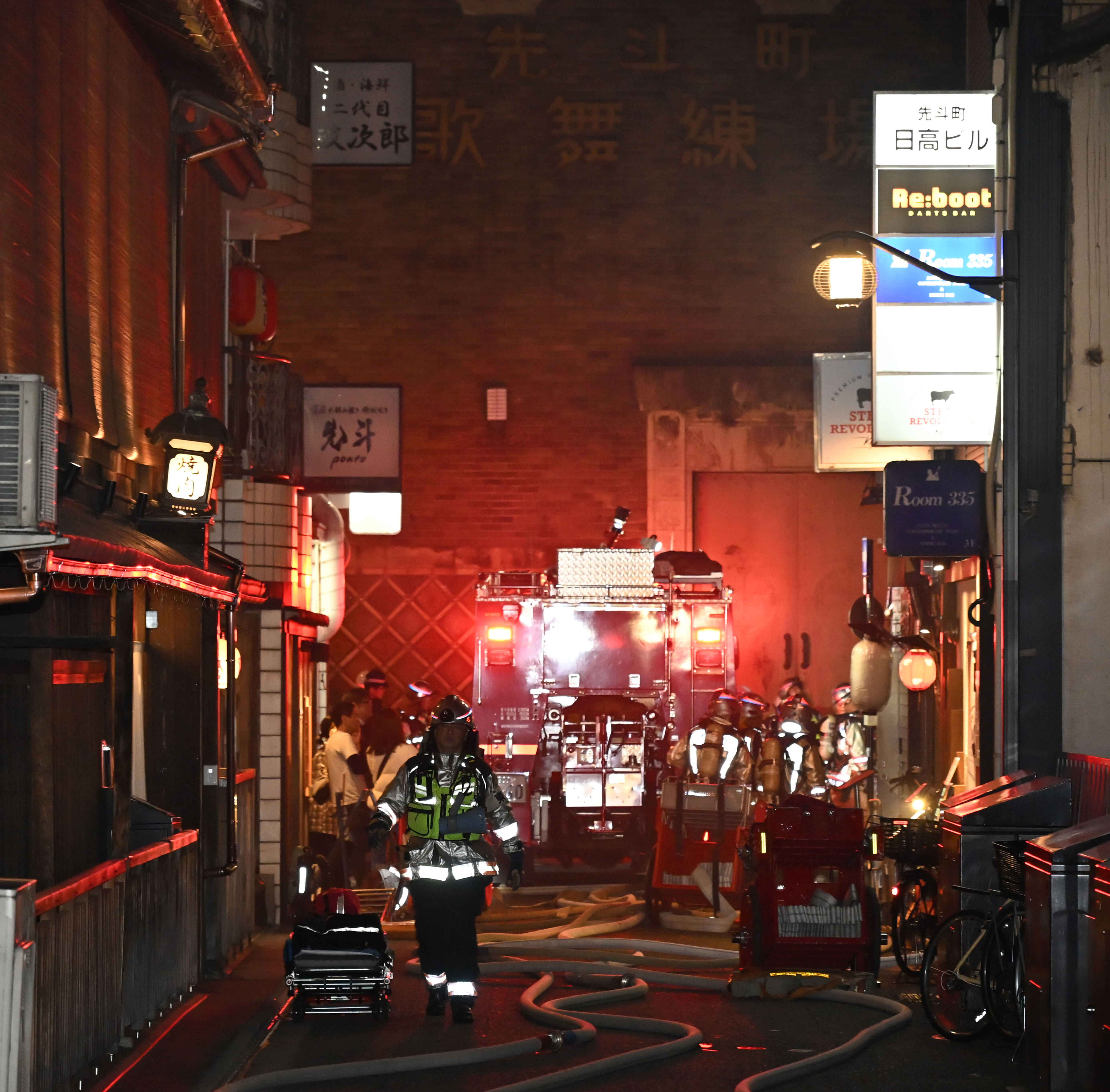 ▲▼日本京都花街「先斗町」29日晚間發生火災,大批觀光客被迫從狹窄的街道撤離。(圖/達志影像/美聯社)