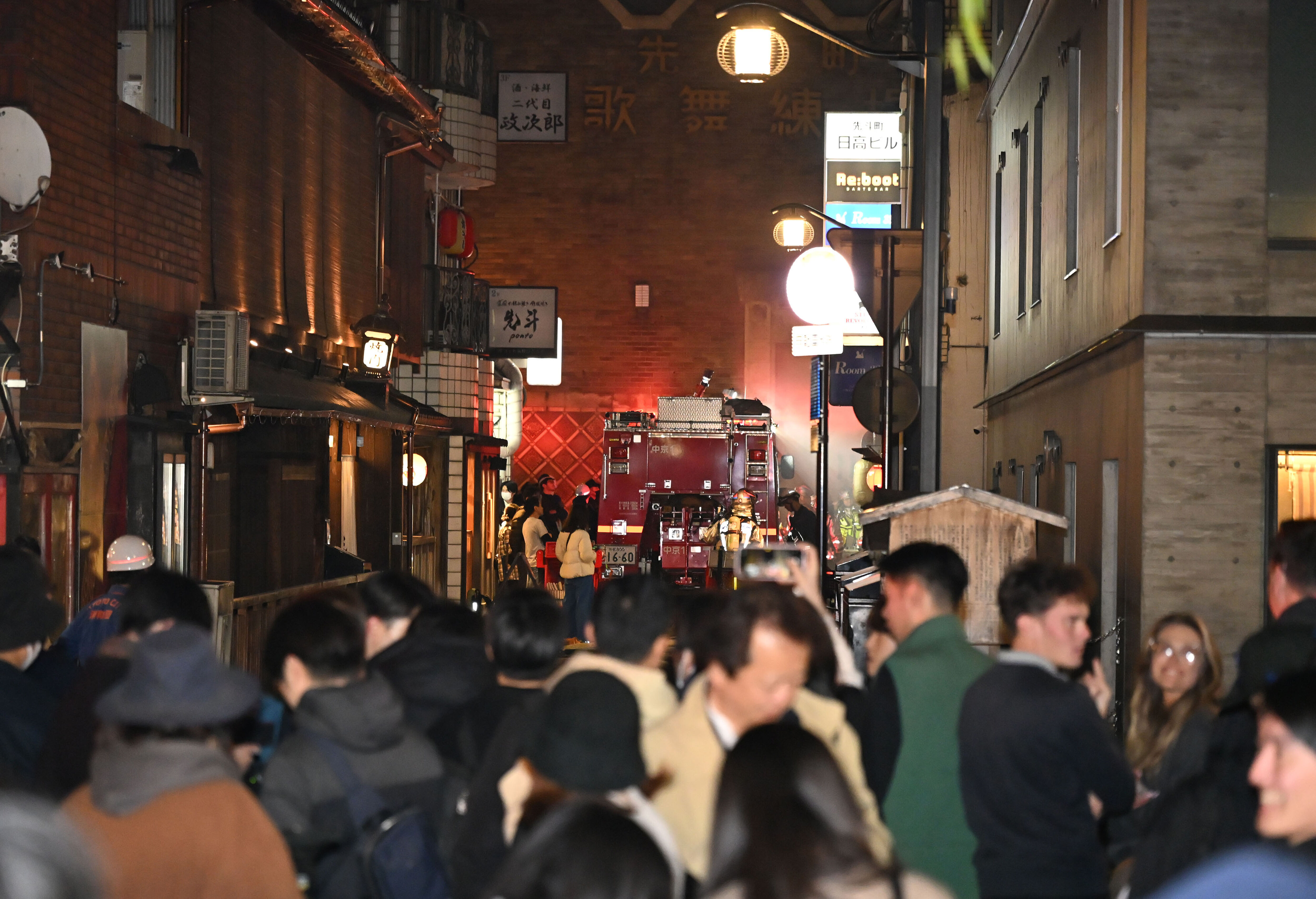 ▲▼日本京都花街「先斗町」29日晚間發生火災,大批觀光客被迫從狹窄的街道撤離。(圖/達志影像/美聯社)