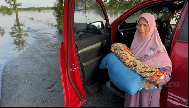 ▲▼女兒胎死腹中！　大馬夫妻「抱女嬰遺體」涉水3公里返家安葬。（圖／翻攝自大都會日報）