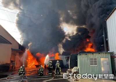 桃園蘆竹鐵皮工廠大火！濃煙竄天　環保局示警：下風處快關窗