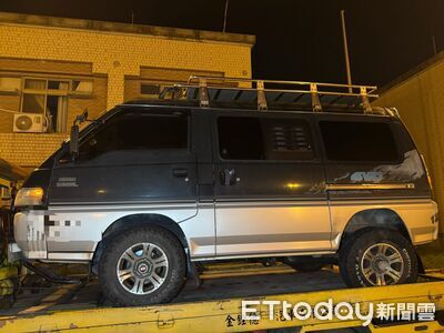 國道廂型車「後輪噴飛」！小貨車輾過慘側翻　運將手臂骨折送醫