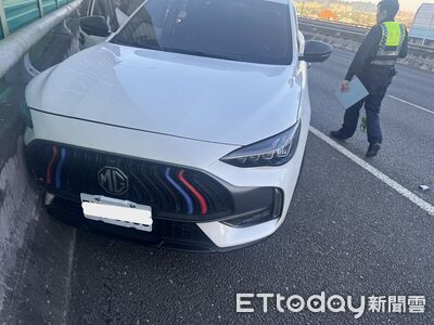 駕駛突昏迷！國3碧潭段休旅車擦撞兩側護欄　緊急送醫