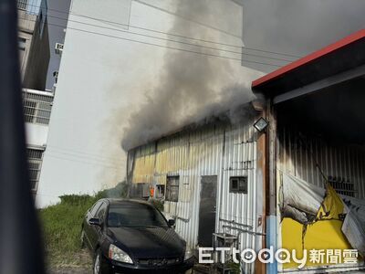 苗栗中古車行火警!鐵皮屋濃煙狂竄嚇壞鄰里 消防半小時撲滅
