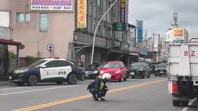 宜蘭警蹲下撿車禍玻璃碎片 目擊者感動PO網「阿sir辛苦了」