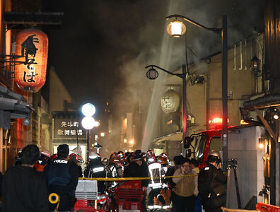京都知名花街大火！串燒店「火勢猛烈燃燒」　觀光客擠巷弄驚逃