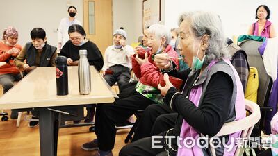 傳愛10年！駱師傅自製無添加冰淇淋　門諾失智嬤連吃三杯露笑容