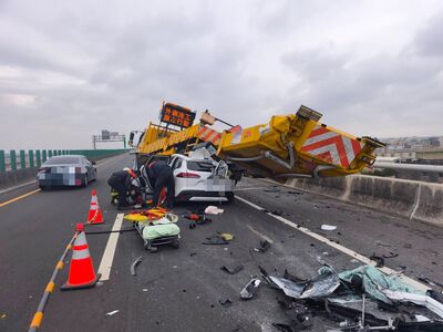台61西濱重大車禍！休旅車狠撞工程車　22歲男胸部骨折命危